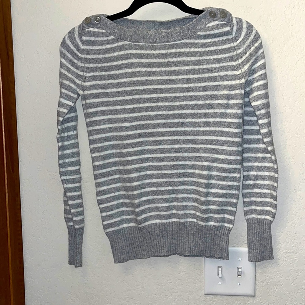 Old Navy light Grey and White Sweater. SIZE XS.